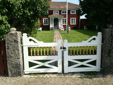 Pargrindar Vita pargrindar med detaljer vid röd, ståtlig Hälsingegård